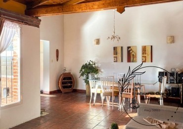 VENTA IMPECABLE CHALET RUSTICO DE 3 AMBIENTES CON GRAN PARQUE - CAISAMAR